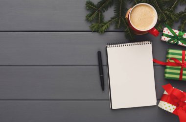 Renkli hediye kutuları ve ahşap zemin, kopya alanı üzerine boş not defteri.