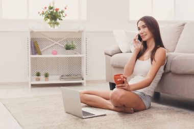 Evde çalışan güzel serbest meslek