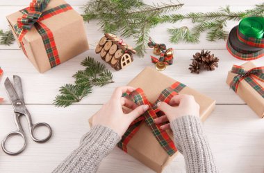 Hediye. Modern Noel hediyesi kutularına ambalaj