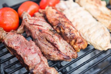 Barbekü partisinde ızgarada pişirme domuz filetosu