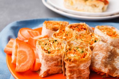 Sebzeli rulo gri arka plan üzerinde.