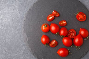 Rustik kayrak taş plaka ile domates, backgroung yemek