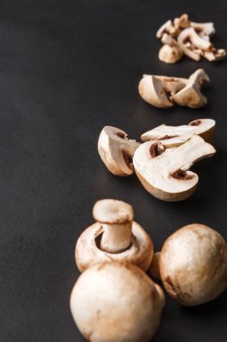 Kesme mantar backgroung pişirme siyah arka plan üzerine, kopya alanı, aşamaları.