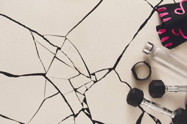 Kadın spor eldiven ve ekipman üst görüntüleme