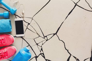 Şık spor giyim ve malzemeleri üst görüntüleme