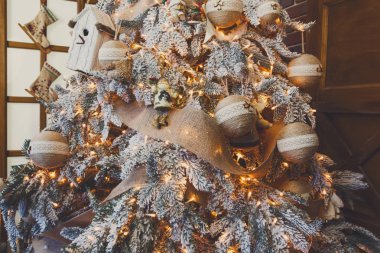 Güzel Noel ağacı ışıkları parlayan süslenmiş