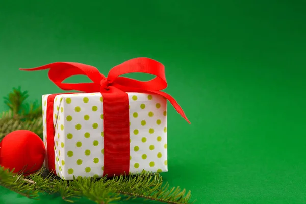 Caja de regalo envuelta en Navidad sobre fondo rojo claro — Foto de Stock