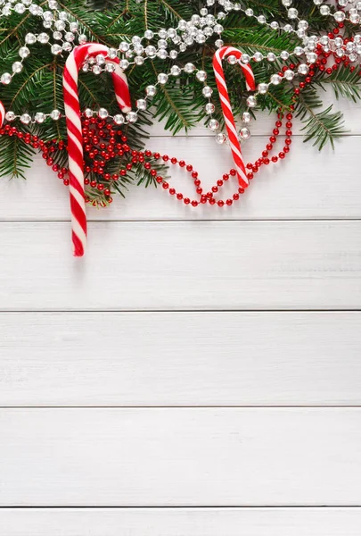 Fundo de Natal com doces e borda de abeto em madeira — Fotografia de Stock