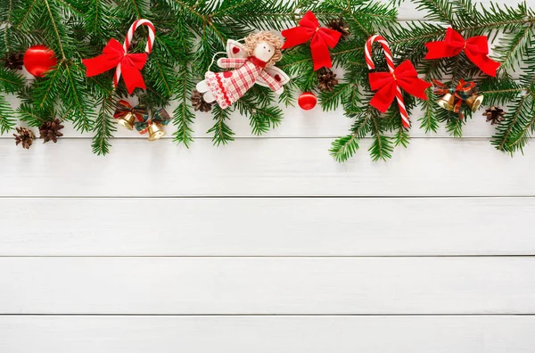 Decoração de Natal, ornamentos e grinalda quadro fundo — Fotografia de Stock