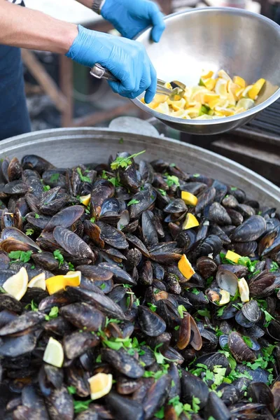 Moules fraîches sur le gril avec des légumes verts — Photo