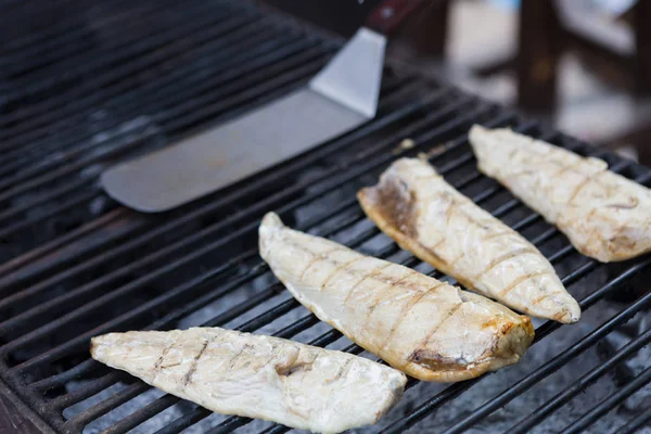 Koken van de Makrelen op houtskool barbecue — Stockfoto