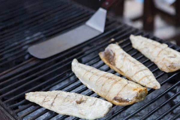 Makrelen auf Holzkohlegrill kochen — Stockfoto