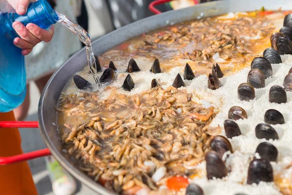 Cozinha espanhola tradicional frutos do mar paella — Fotografia de Stock