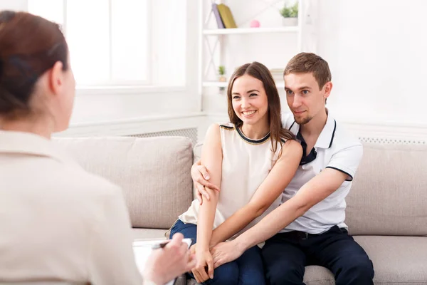 Happy couple reconciling at therapy session — Stock Photo, Image