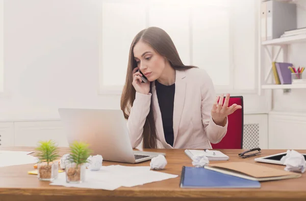 Деловой разговор, консультации женщины по телефону в офисе — стоковое фото