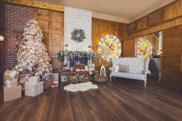 Intérieur confortable de Noël avec sapin et cheminée — Photo