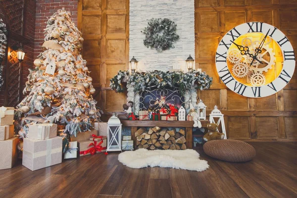 Затишний різдвяний інтер'єр з ялинкою і каміном — стокове фото
