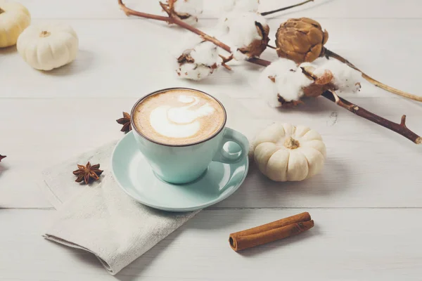 Kürbisgewürz-Latte. Kaffeetasse auf weißem Holz Hintergrund — Stockfoto