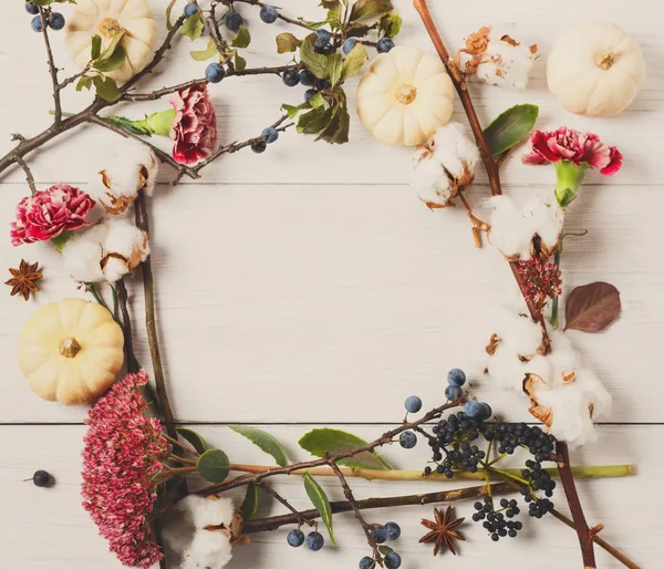 Herbst Rahmen aus getrockneten Blumen auf weißem Holz Hintergrund — Stockfoto