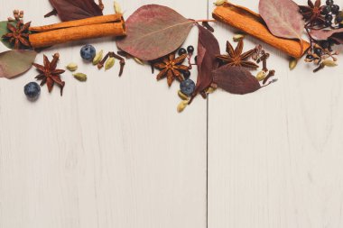 Baharatlar karışım Beyaz ahşap zemin üzerinde