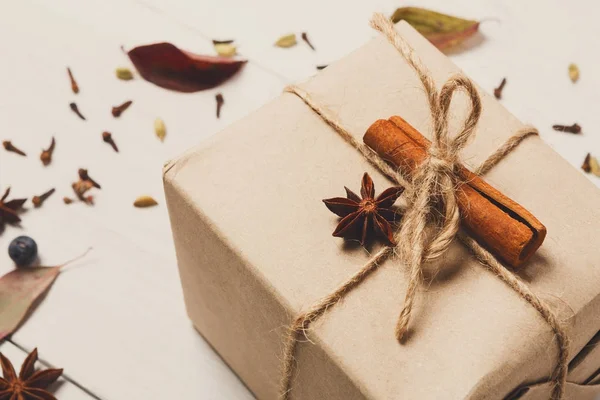 Winter Hintergrund mit Geschenk-Box auf weißem Holz — Stockfoto