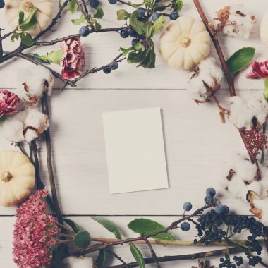 Beyaz ahşap, en iyi görünümü üzerinde kurutulmuş çiçek sonbahar çerçeve.