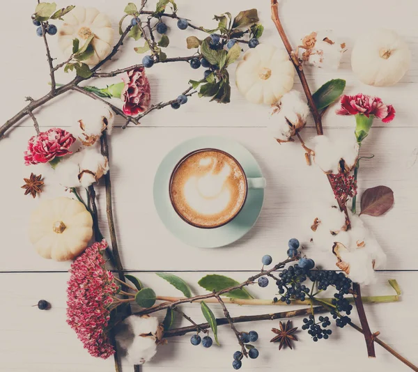 Pumpkin spice latte. Coffee cup on white wood background — Stock Photo, Image