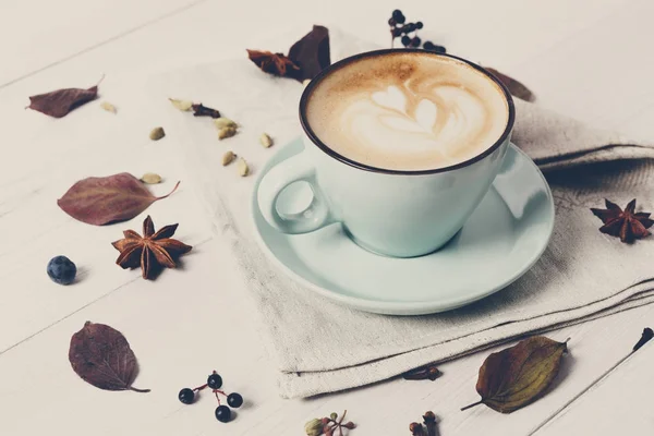 Herfst cappuccino coffee cup op witte houten achtergrond — Stockfoto