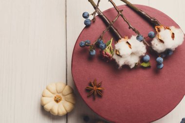 Sonbaharda çiçek kompozisyon beyaz tahta üzerinde mevcut kutusuyla kurutulmuş