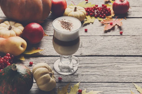 Kürbisgewürz-Latte. Kaffeetasse auf rustikalem Holz Hintergrund — Stockfoto