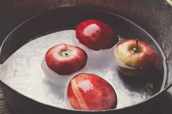 Metallbecken mit Äpfeln im Wasser. Hintergrund der Herbsternte — Stockfoto