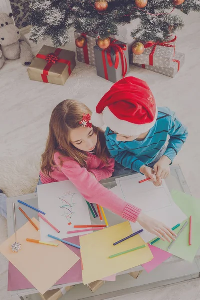 Kinder schreiben Brief an den Weihnachtsmann, warten auf Weihnachten — Stockfoto