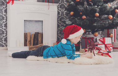 Noel Baba şapkası ile oyuncak sevimli mutlu çocuk Noel hediyeleri