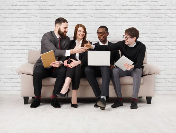 Lavoro di squadra, i colleghi d'affari godono di successo — Foto Stock