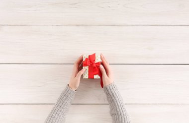 Xmas mevcut arka plan tutan kadın