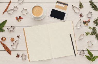 Smartphone ve çerez kesiciler üzerinde beyaz ahşap masa, üstten görünüm