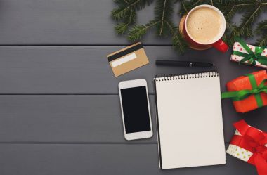 Hediyeleri Noel, alışveriş online, ahşap arka plan, en iyi görünüm için hazırlanıyor