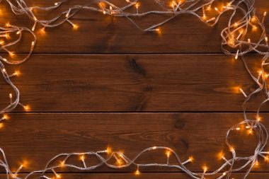 Noel ışıkları çerçeve ahşap arka plan üzerinde