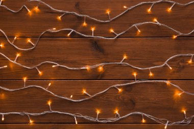 Ahşap arka planda Noel ışıkları
