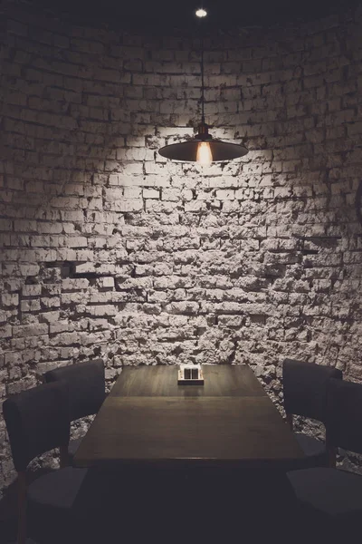 Grunge 的砖墙和吸顶灯以上表 — 图库照片
