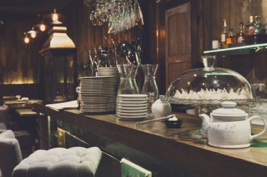 Temiz tabakları olan bir bar tezgahı.