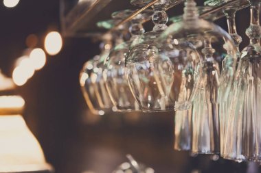 Raf asılı gözlük yakın çekim