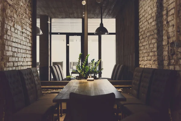 Gemütlicher Essplatz am Fenster, Restaurant Hintergrund — Stockfoto