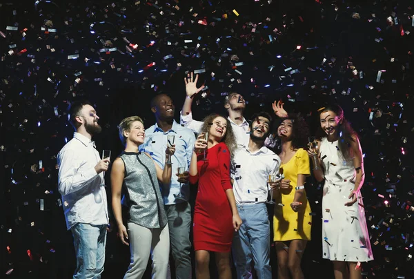 Glada unga vänner har party på nattklubben — Stockfoto