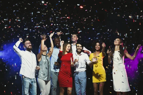 Happy young friends celebrating christmas at night club — Stock Photo, Image