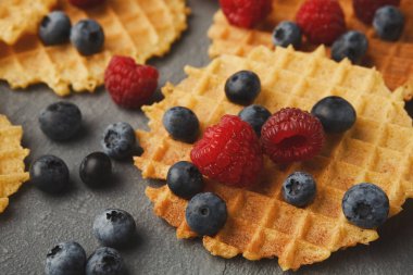 Yuvarlak Belçika waffle çilek ile