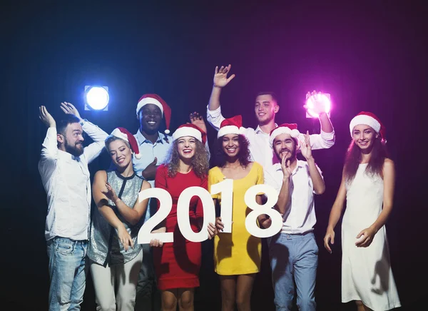Multietniskt ungdomar med trä siffror 2018 — Stockfoto