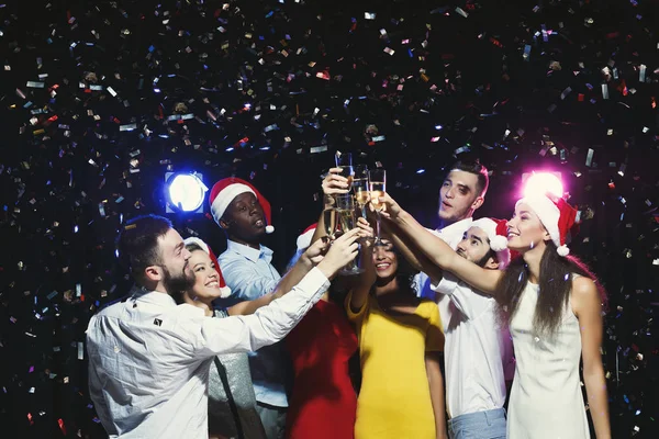 Grupa młodych ludzi z okazji nowego roku szampanem w nocnym klubie — Zdjęcie stockowe