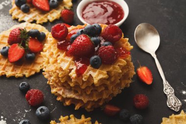 Yuvarlak Belçika waffle çilek ile