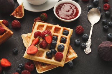 Belçika waffle çilek ve f